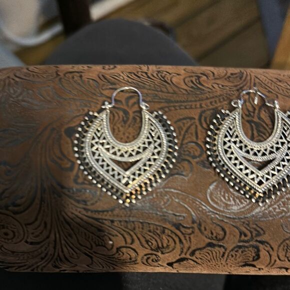 Elegant Black and Silver Earrings - Picture 3 of 3